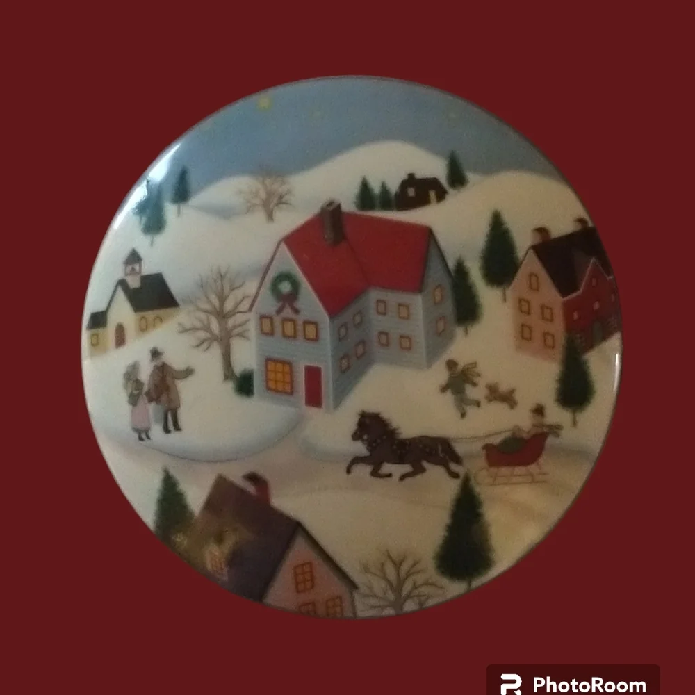 Mikasa HOLIDAY VILLAGE Candy Dish/ Trinket Box Made In JapanThis delightful can